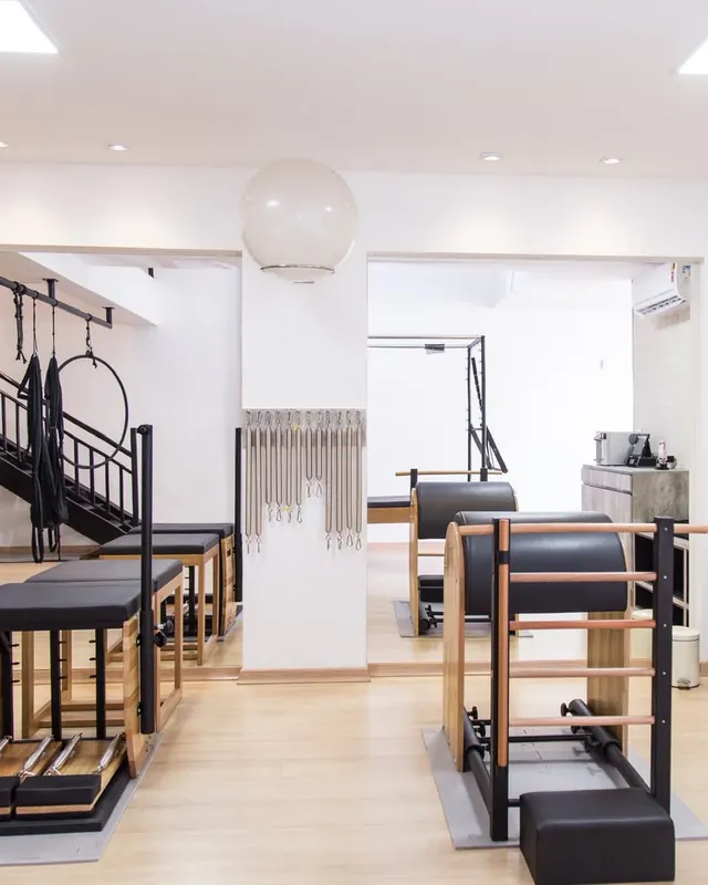 Barris e cadeiras de pilates de madeira na sala de aparelhos